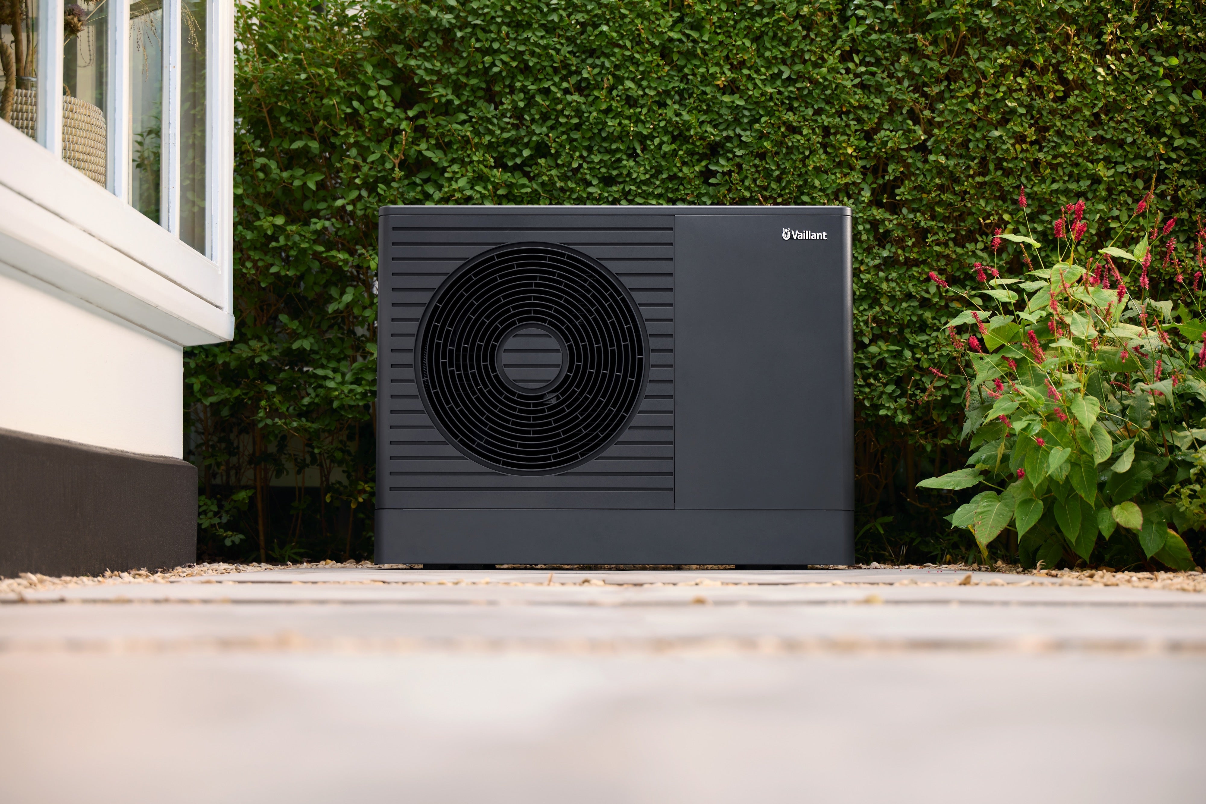 Vaillant aroTHERM pro udedel i havemiljø