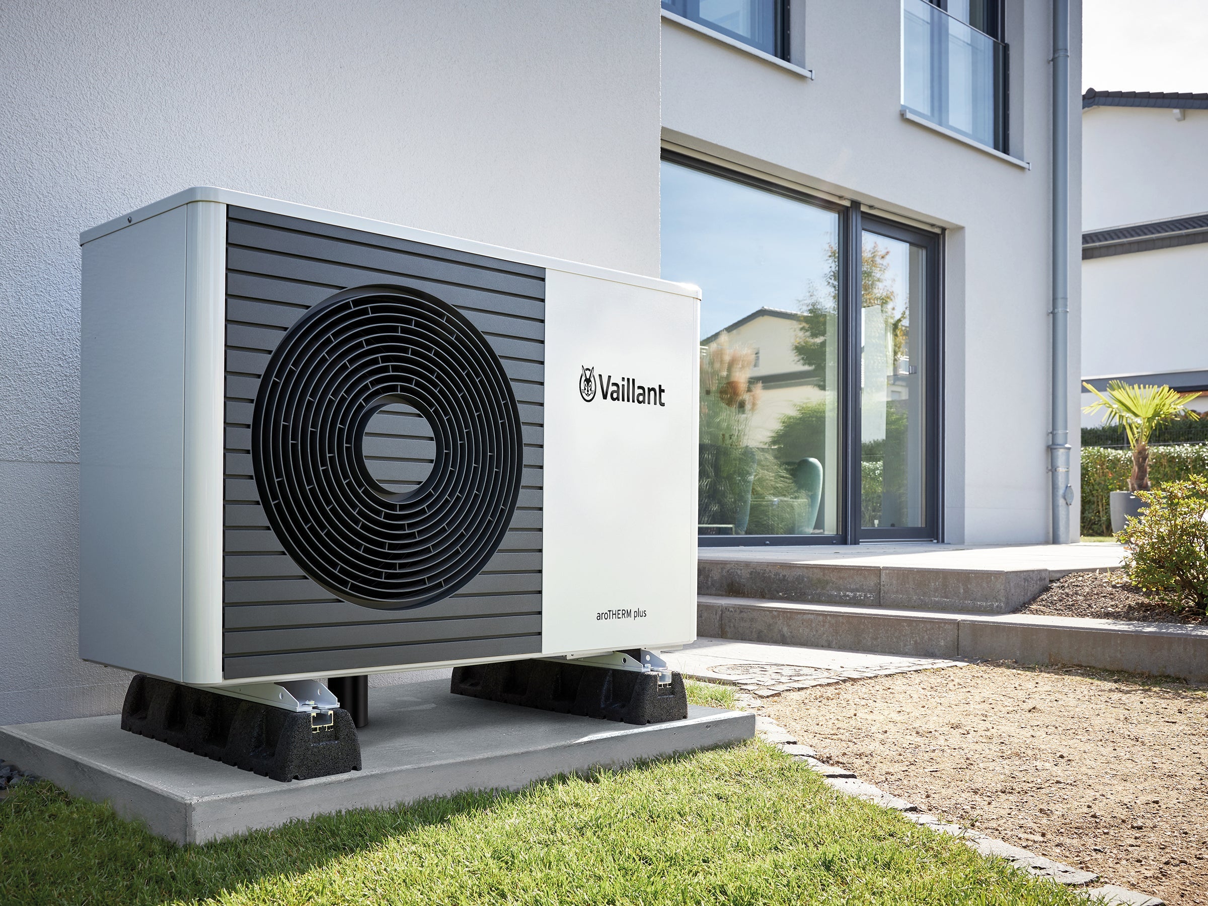 Vaillant aroTHERM plus udedel i boligmiljø