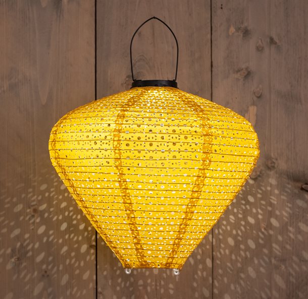 Billede af UDSALG - Dekorativ pæreformet solcellelampe i perforeret stof, i gylden orange farve - Udendørsbelysning > Solcellelamper > Dekorationsbelysning - Anna's Collection - Spotshop