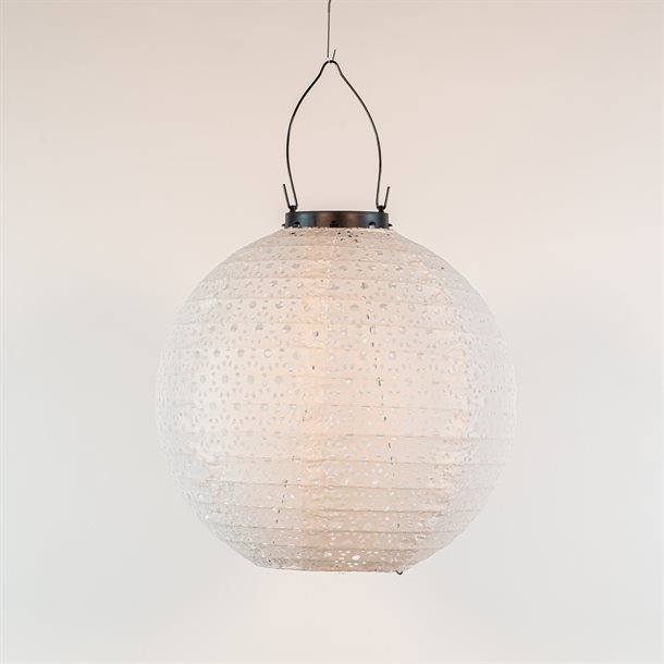 Billede af UDSALG - Dekorativ kugleformet solcellelampe i hvidt perforeret stof - Udendørsbelysning > Solcellelamper > Dekorationsbelysning - Anna's Collection - Spotshop