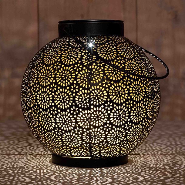 Billede af UDSALG - Solcelle lanterne i rundt orientalsk design, sortmalet med gylden inderside - Udendørsbelysning > Solcellelamper > Dekorationsbelysning - Anna's Collection - Spotshop