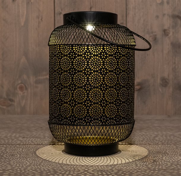 Billede af UDSALG - Solcelle lanterne i cylinderformet orientalsk design, sortmalet med gylden inderside. - Udendørsbelysning > Solcellelamper > Dekorationsbelysning - Anna's Collection - Spotshop