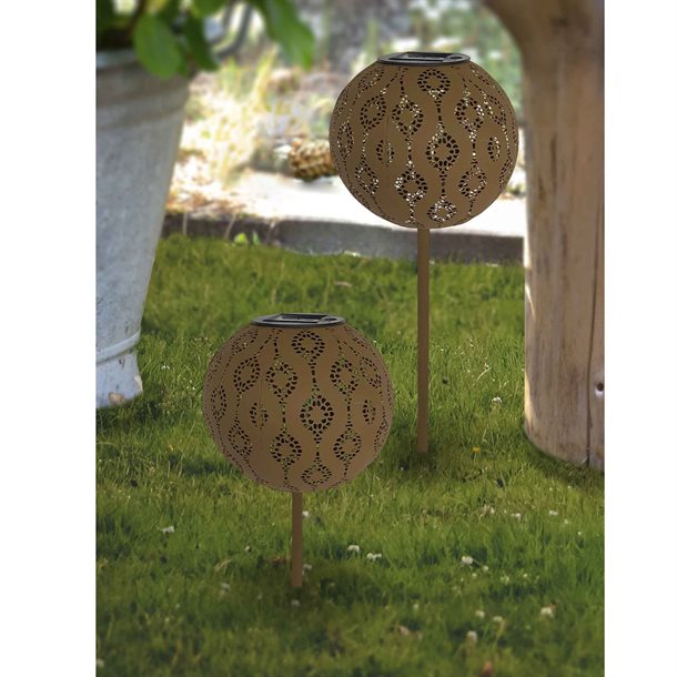 Kugleformet solcellelampe i rustfarvet metal med ornamentalsk mønster – "Valo"  GL1028EZ  