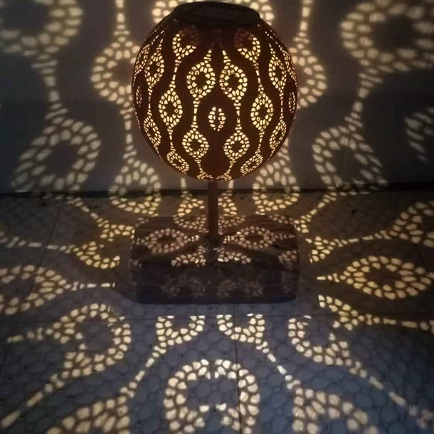 Kugleformet solcellelampe i rustfarvet metal med ornamentalsk mønster – "Valo"  GL1028EZ  