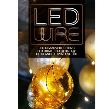 Batteridrevet lyskæde, 5 meter med 50 LED'er monteret på to sorte, og tynde metaltråde.